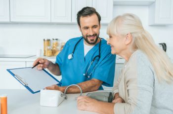 Dr discussing a Medicare Advantage Plan with a patient in Grand Rapids, MI